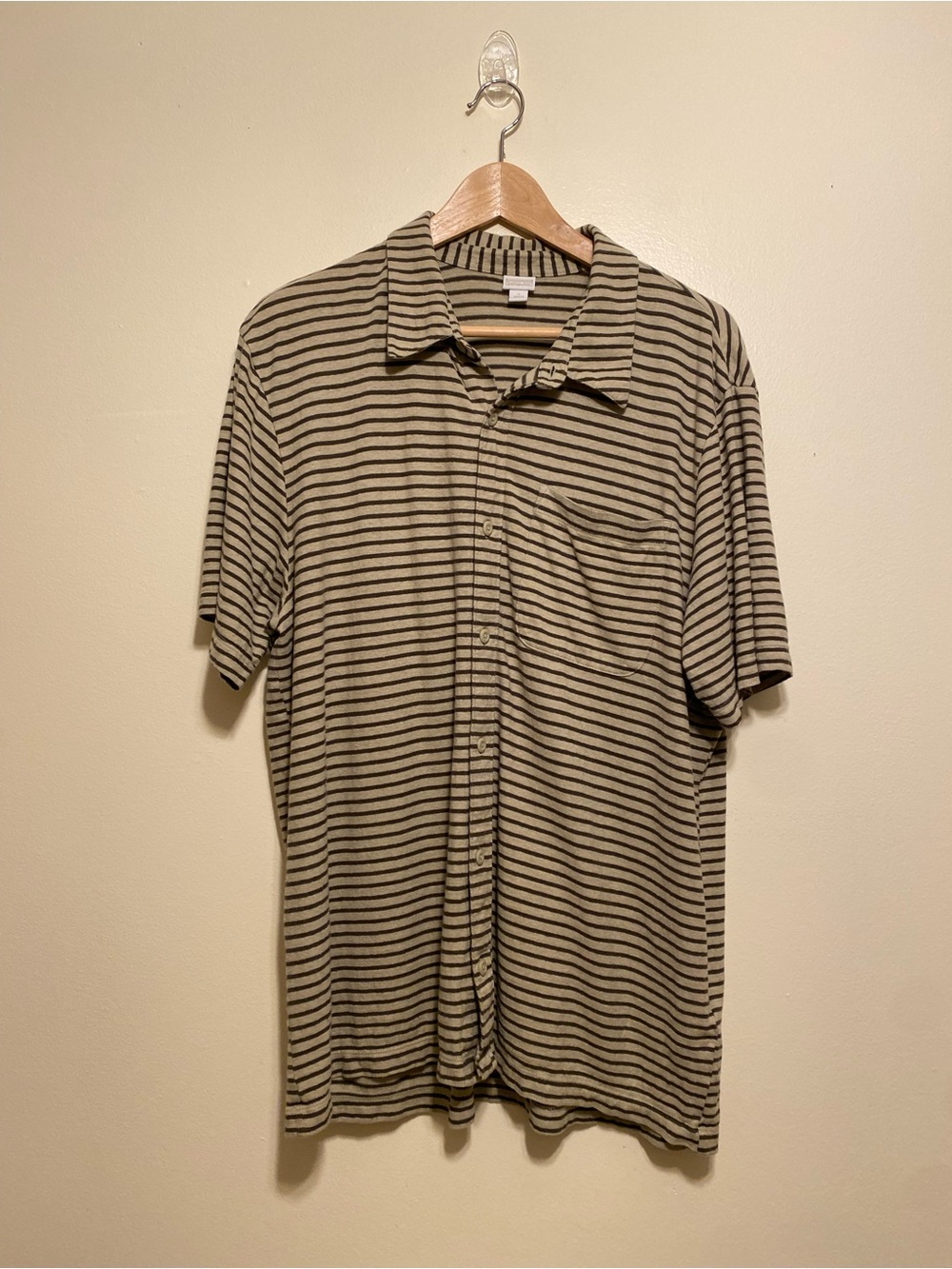 Patagonia Striped Short Sleeve Button-Down Shirt in Beige and Black. Size L